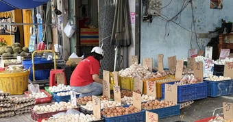Nhờ bánh Trung thu, giá trứng gà thoát đáy