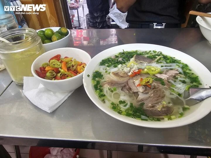Những bát phở 20.000 - 30.000 đồng hiếm hoi ở Hà Nội giữa tâm 'bão giá' Những bát phở 20.000 - 30.000 đồng hiếm hoi ở Hà Nội giữa tâm 'bão giá'