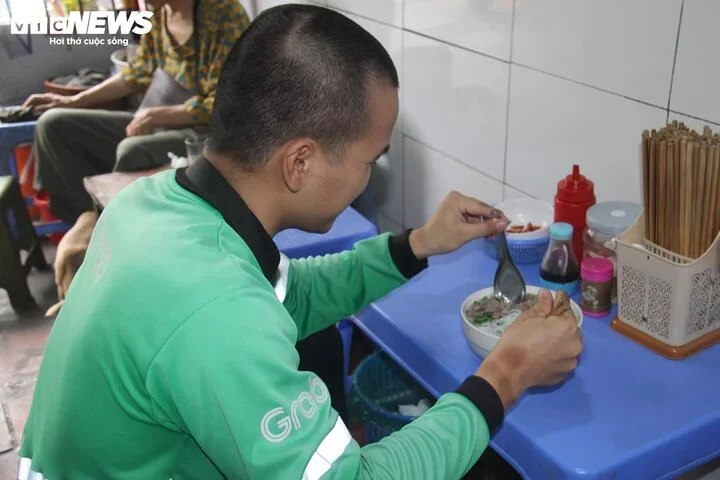 Những bát phở 20.000 - 30.000 đồng hiếm hoi ở Hà Nội giữa tâm 'bão giá' Những bát phở 20.000 - 30.000 đồng hiếm hoi ở Hà Nội giữa tâm 'bão giá'