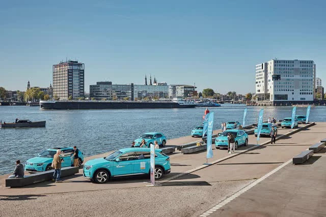 Nơi tỷ phú Phạm Nhật Vượng trả lương tài xế taxi 88 triệu đồng/tháng - Đã có 15.000 'hãng' taxi, người dân chỉ thích đi xe đạp