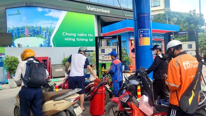 Nửa tháng bán xăng E10 trên toàn quốc, những diễn biến mới nhất Nửa tháng bán xăng E10 trên toàn quốc, những diễn biến mới nhất