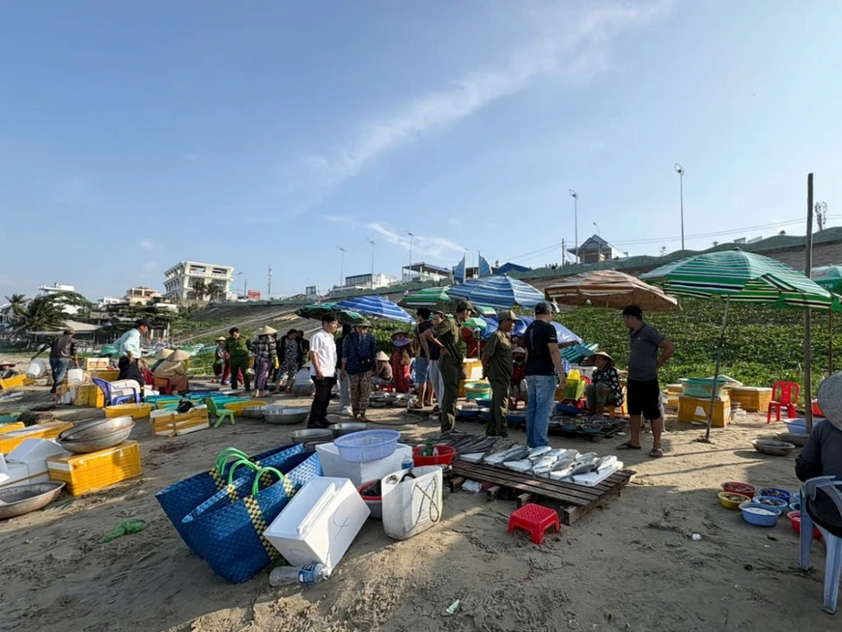 Phát hiện 3 vựa chuyên bán tôm hùm kém chất lượng tại làng chài Mũi Né Phát hiện 3 vựa chuyên bán tôm hùm kém chất lượng tại làng chài Mũi Né