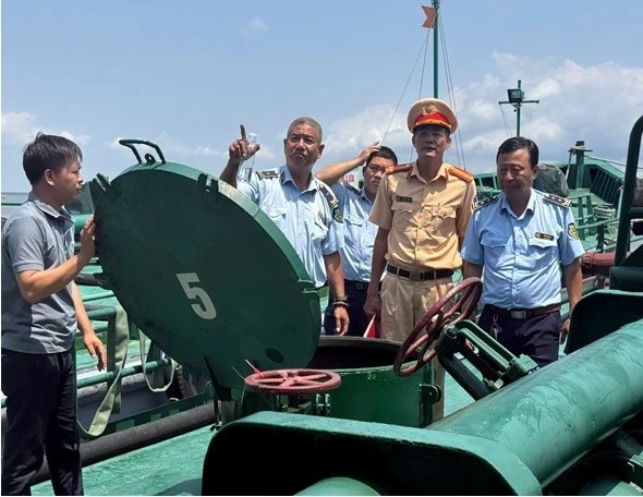 Phát hiện tàu chở 10.000 lít dầu DO lậu neo tại TP.HCM Phát hiện tàu chở 10.000 lít dầu DO lậu neo tại TP.HCM