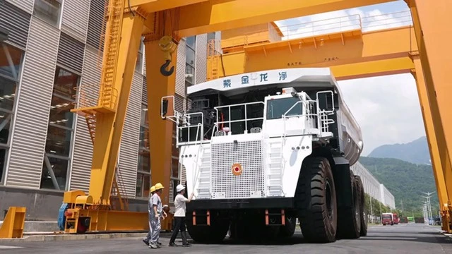 Phát hiện Trung Quốc âm thầm đưa ‘gã khổng lồ’ 350 tấn vào hoạt động: Khối pin lớn gấp 15 lần ô tô điện, sạc 90% trong 25 phút, vận chuyển hàng nghìn tấn đất đá mỗi ngày Phát hiện Trung Quốc âm thầm đưa ‘gã khổng lồ’ 350 tấn vào hoạt động: Khối pin lớn gấp 15 lần ô tô điện, sạc 90% trong 25 phút, vận chuyển hàng nghìn tấn đất đá mỗi ngày
