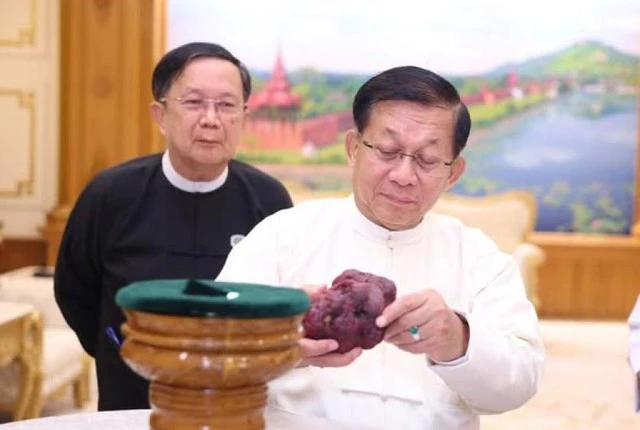 Phát hiện viên ruby khổng lồ 11.000 carat, chính phủ, quân đội 1 quốc gia Đông Nam Á lập tức trực tiếp kiểm tra Phát hiện viên ruby khổng lồ 11.000 carat, chính phủ, quân đội 1 quốc gia Đông Nam Á lập tức trực tiếp kiểm tra