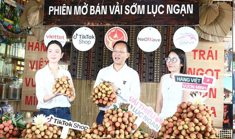 Phó Chủ tịch Bắc Ninh cùng cầu thủ Quang Hải livestream bán hơn 30 tấn vải