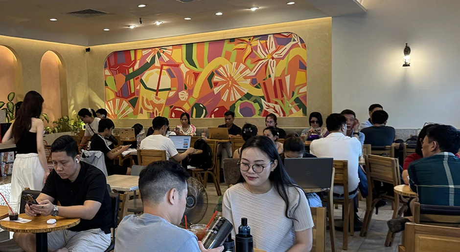 Quán cà phê kín khách mùa nắng nóng, chủ quán vẫn không vui vì thói quen khó đỡ Quán cà phê kín khách mùa nắng nóng, chủ quán vẫn không vui vì thói quen khó đỡ