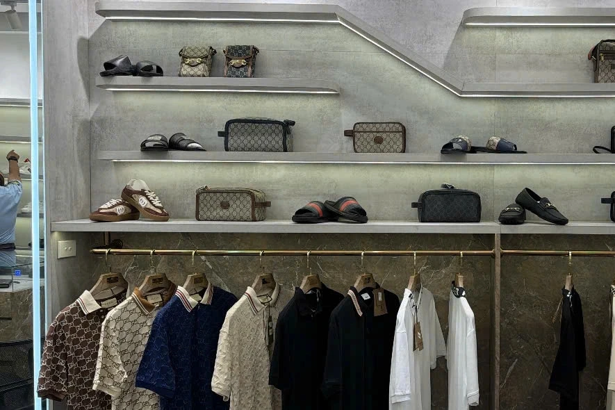 Quản lý thị trường bắt quả tang cửa hàng bán túi Gucci, Burberry giả mạo Quản lý thị trường bắt quả tang cửa hàng bán túi Gucci, Burberry giả mạo