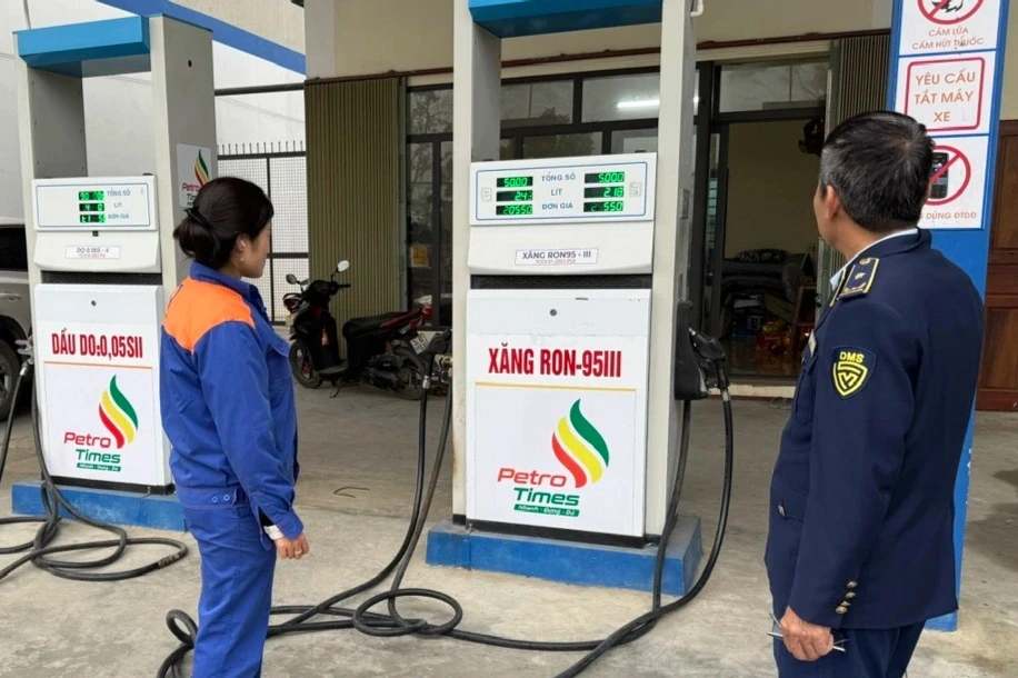 Quản lý thị trường đồng loạt kiểm tra các cửa hàng xăng dầu Quản lý thị trường đồng loạt kiểm tra các cửa hàng xăng dầu