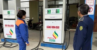 Quản lý thị trường đồng loạt kiểm tra các cửa hàng xăng dầu