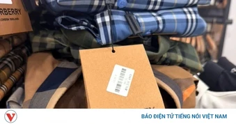 Quản lý thị trường thu giữ gần 500 sản phẩm nghi giả nhãn hiệu thời trang quốc tế