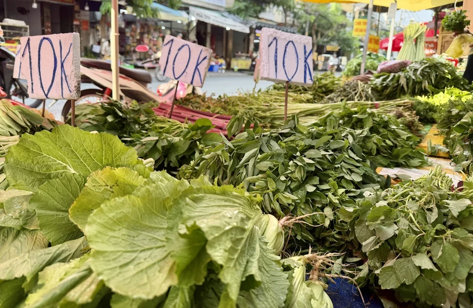 Rau đồng giá 10.000 đồng/kg ở chợ TP.HCM, thịt heo cũng giảm mạnh Rau đồng giá 10.000 đồng/kg ở chợ TP.HCM, thịt heo cũng giảm mạnh