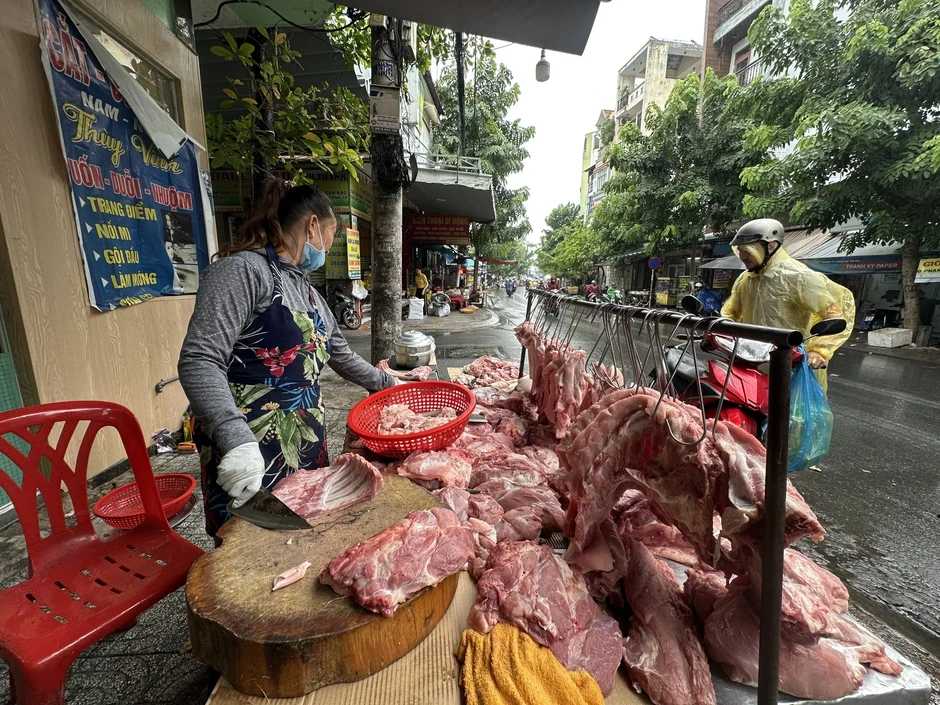 Rau đồng giá 10.000 đồng/kg ở chợ TP.HCM, thịt heo cũng giảm mạnh Rau đồng giá 10.000 đồng/kg ở chợ TP.HCM, thịt heo cũng giảm mạnh