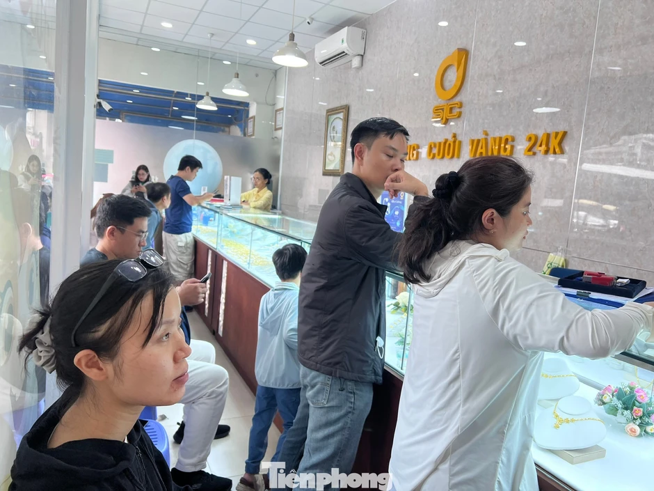 Sôi sục vì vàng trước nghỉ lễ Sôi sục vì vàng trước nghỉ lễ