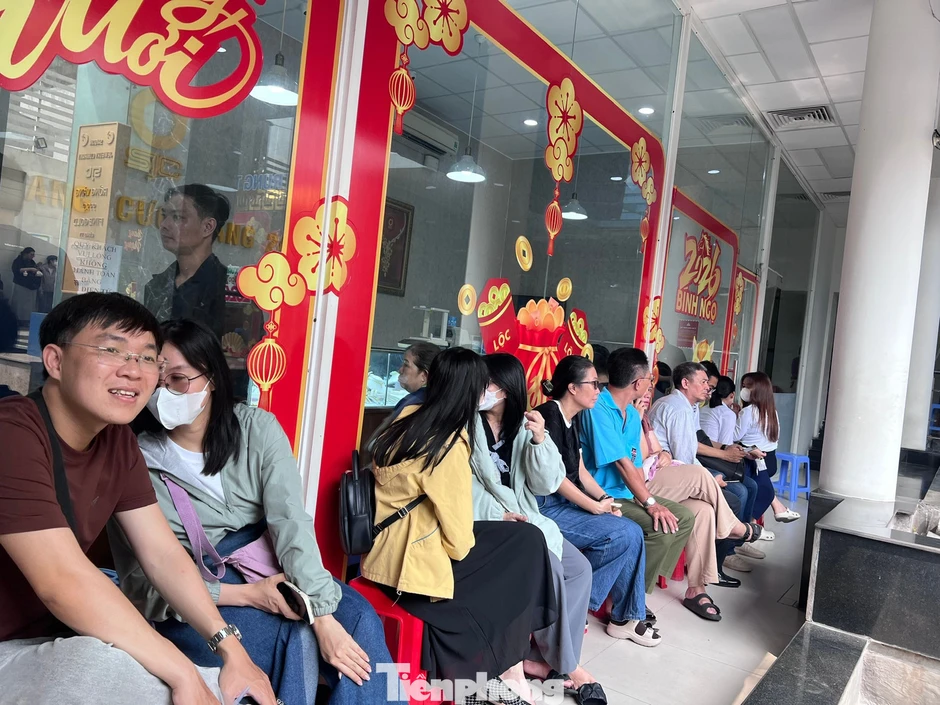 Sôi sục vì vàng trước nghỉ lễ Sôi sục vì vàng trước nghỉ lễ