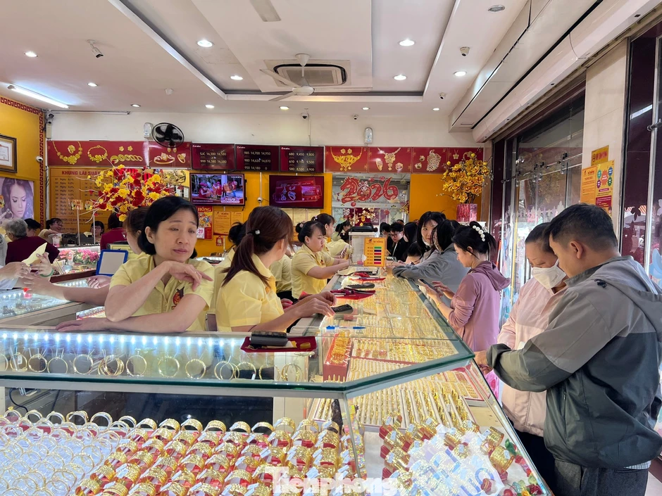Sôi sục vì vàng trước nghỉ lễ Sôi sục vì vàng trước nghỉ lễ