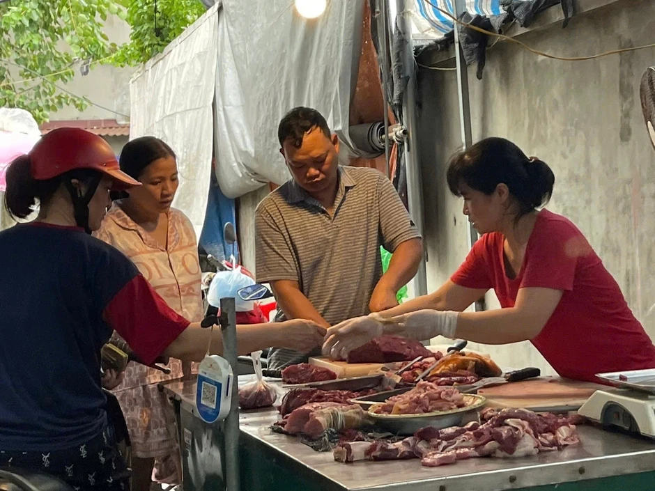Tăng lương, làm sao ngăn giá cả hàng hoá ‘cuốn’ theo?