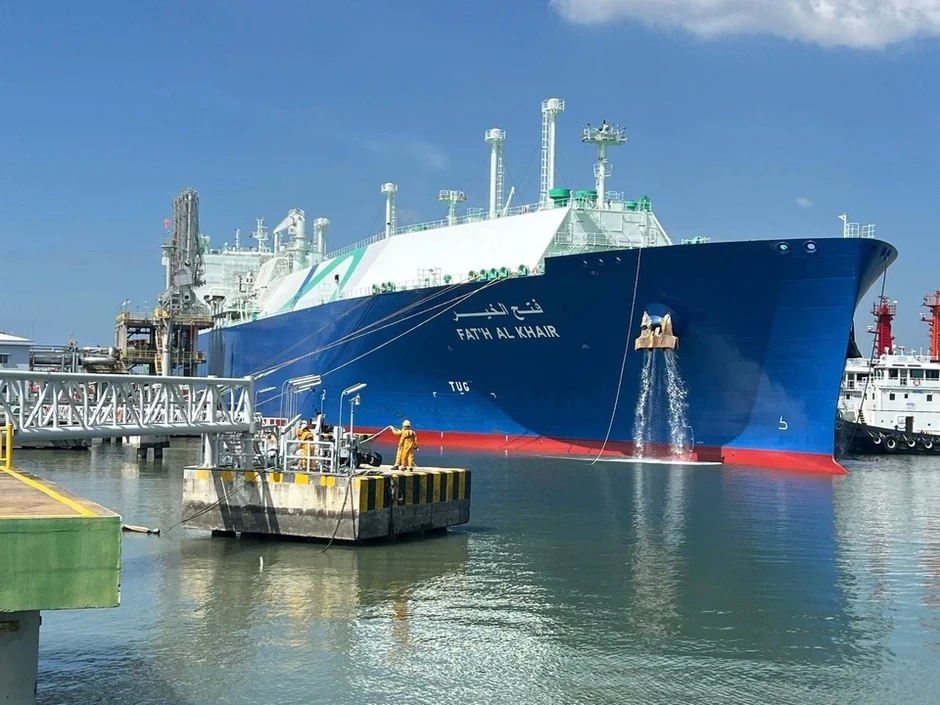Tàu chở 63.000 tấn LNG qua eo biển Hormuz về Việt Nam an toàn