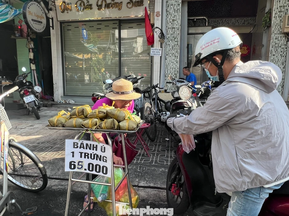 Tết Đoan Ngọ ở TPHCM: Hàng đầy chợ, khách 'mua cho có' Tết Đoan Ngọ ở TPHCM: Hàng đầy chợ, khách 'mua cho có'