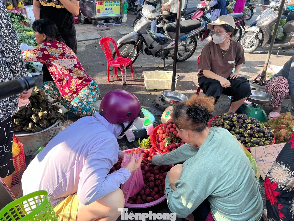 Tết Đoan Ngọ ở TPHCM: Hàng đầy chợ, khách 'mua cho có' Tết Đoan Ngọ ở TPHCM: Hàng đầy chợ, khách 'mua cho có'