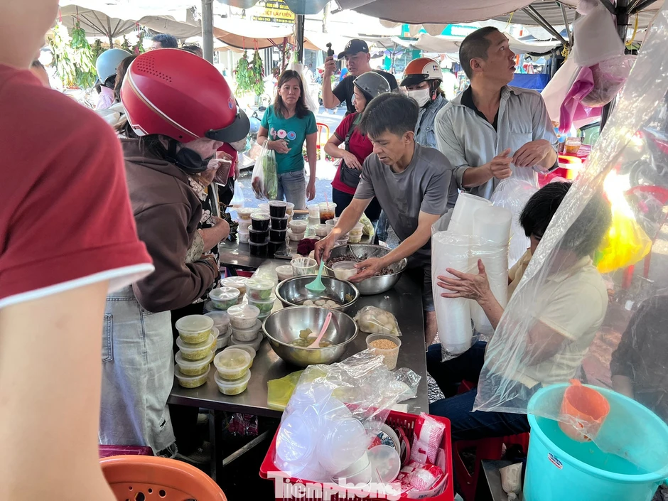 Tết Đoan Ngọ ở TPHCM: Hàng đầy chợ, khách 'mua cho có' Tết Đoan Ngọ ở TPHCM: Hàng đầy chợ, khách 'mua cho có'
