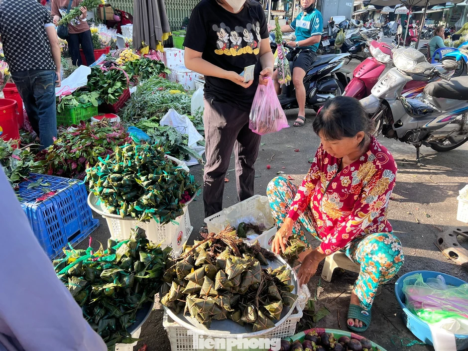 Tết Đoan Ngọ ở TPHCM: Hàng đầy chợ, khách 'mua cho có' Tết Đoan Ngọ ở TPHCM: Hàng đầy chợ, khách 'mua cho có'