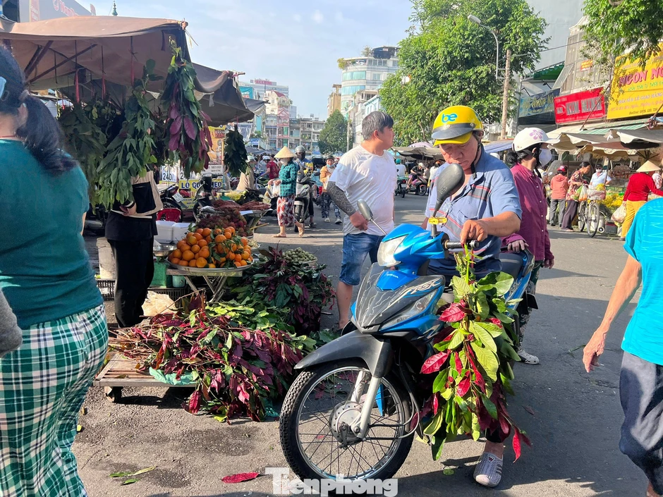 Tết Đoan Ngọ ở TPHCM: Hàng đầy chợ, khách 'mua cho có' Tết Đoan Ngọ ở TPHCM: Hàng đầy chợ, khách 'mua cho có'
