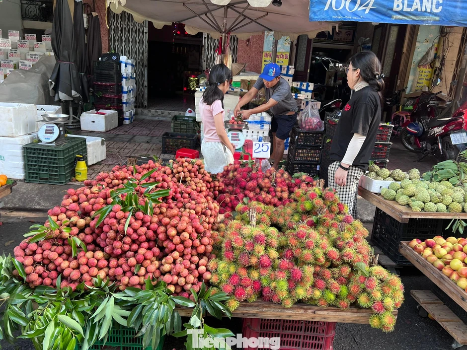 Tết Đoan Ngọ ở TPHCM: Hàng đầy chợ, khách 'mua cho có' Tết Đoan Ngọ ở TPHCM: Hàng đầy chợ, khách 'mua cho có'