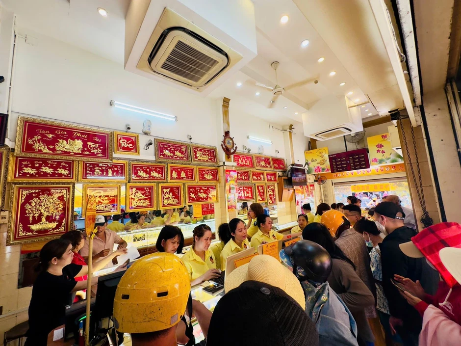Thị trường vàng trong nước đi ngang, vàng thế giới bước vào giai đoạn tích luỹ Thị trường vàng trong nước đi ngang, vàng thế giới bước vào giai đoạn tích luỹ