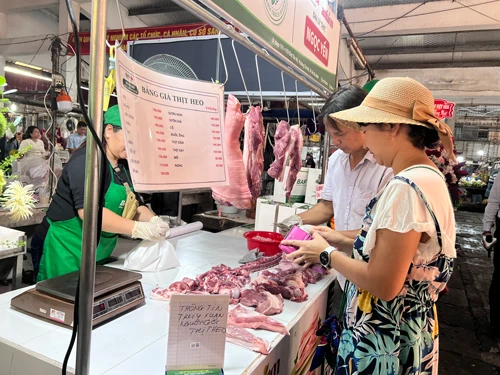Thịt heo Tick xanh trách nhiệm xuất hiện tại chợ truyền thống TP HCM Thịt heo Tick xanh trách nhiệm xuất hiện tại chợ truyền thống TP HCM