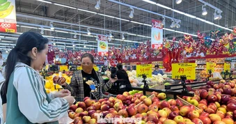 Thịt lợn, trái cây Việt lép vế trên 'sân nhà'