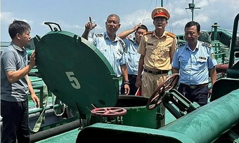 Thu giữ hơn 10.000 lít dầu nhập lậu trên hai tàu
