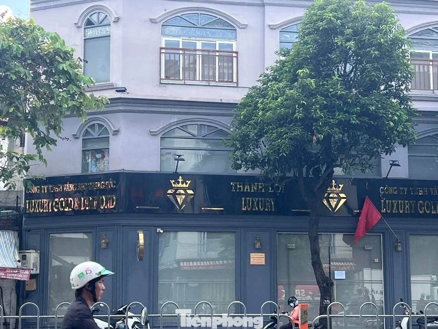Tiệm kim cương đến hẹn mở hàng: Cửa đóng kín, bảng hiệu không bật, bên trong tối om Tiệm kim cương đến hẹn mở hàng: Cửa đóng kín, bảng hiệu không bật, bên trong tối om
