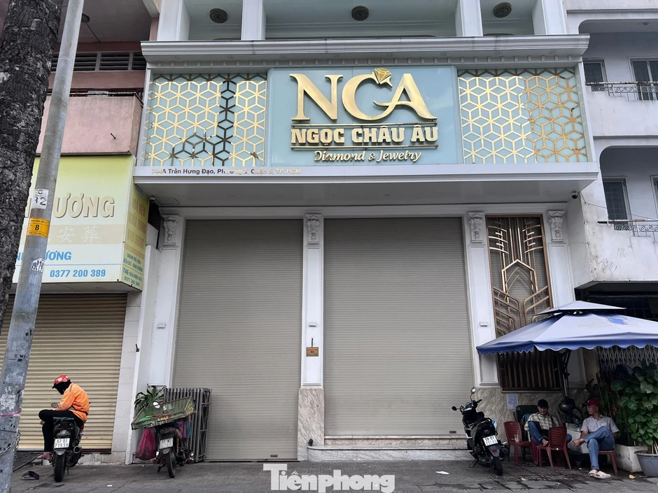 Tiệm kim cương đến hẹn mở hàng: Cửa đóng kín, bảng hiệu không bật, bên trong tối om Tiệm kim cương đến hẹn mở hàng: Cửa đóng kín, bảng hiệu không bật, bên trong tối om