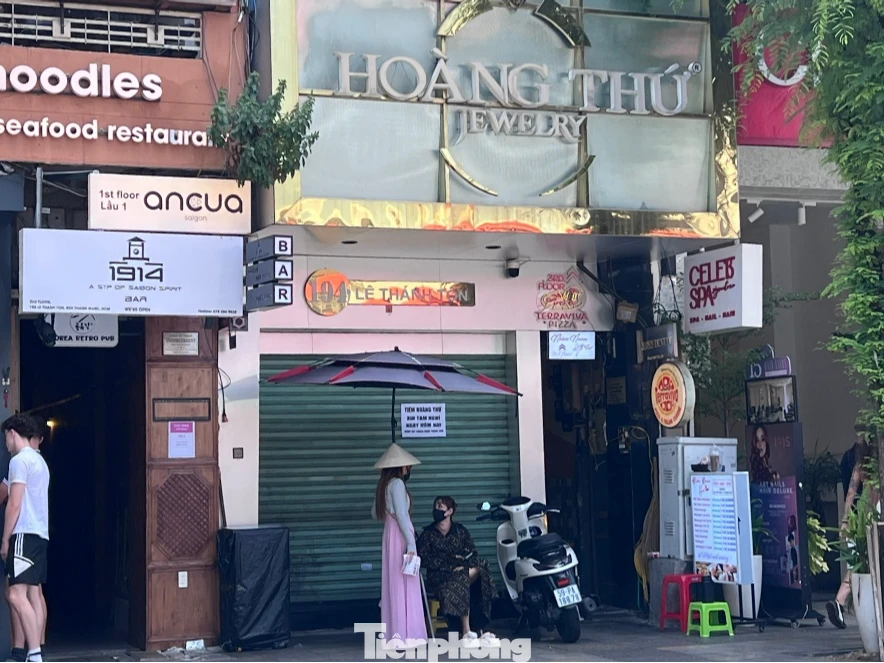 Tiệm kim cương đến hẹn mở hàng: Cửa đóng kín, bảng hiệu không bật, bên trong tối om Tiệm kim cương đến hẹn mở hàng: Cửa đóng kín, bảng hiệu không bật, bên trong tối om