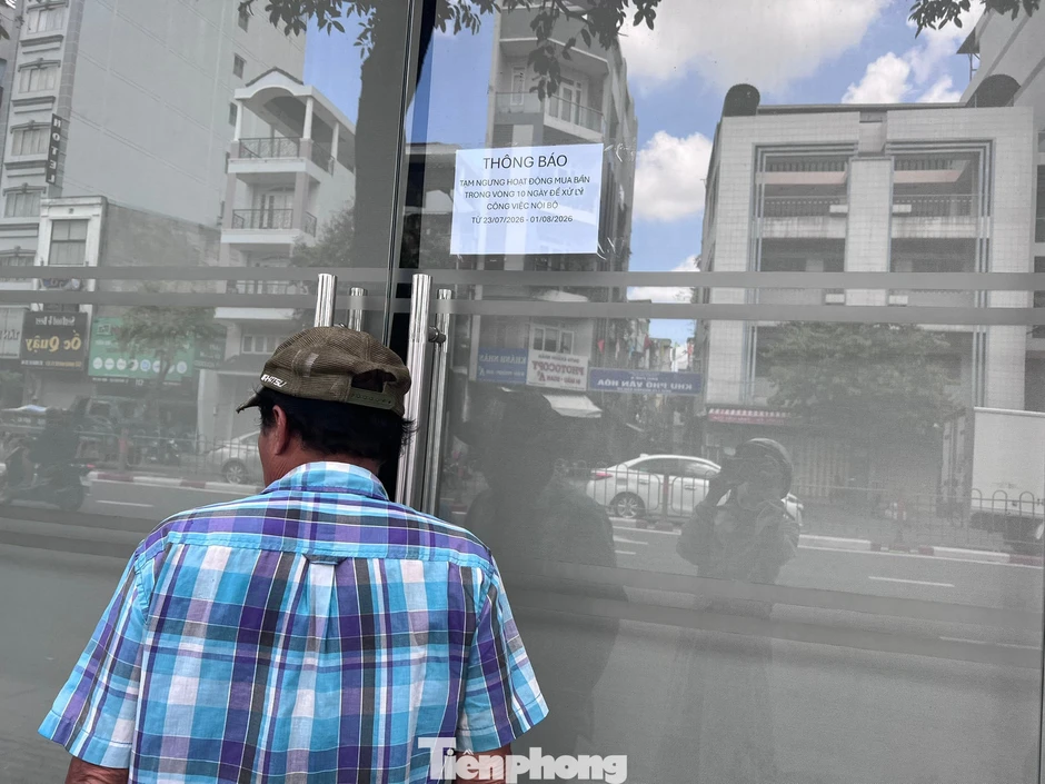 Tiệm kim cương đến hẹn mở hàng: Cửa đóng kín, bảng hiệu không bật, bên trong tối om Tiệm kim cương đến hẹn mở hàng: Cửa đóng kín, bảng hiệu không bật, bên trong tối om