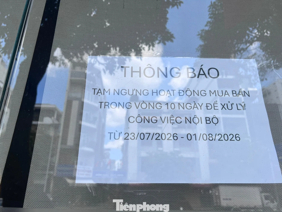 Tiệm kim cương đến hẹn mở hàng: Cửa đóng kín, bảng hiệu không bật, bên trong tối om Tiệm kim cương đến hẹn mở hàng: Cửa đóng kín, bảng hiệu không bật, bên trong tối om