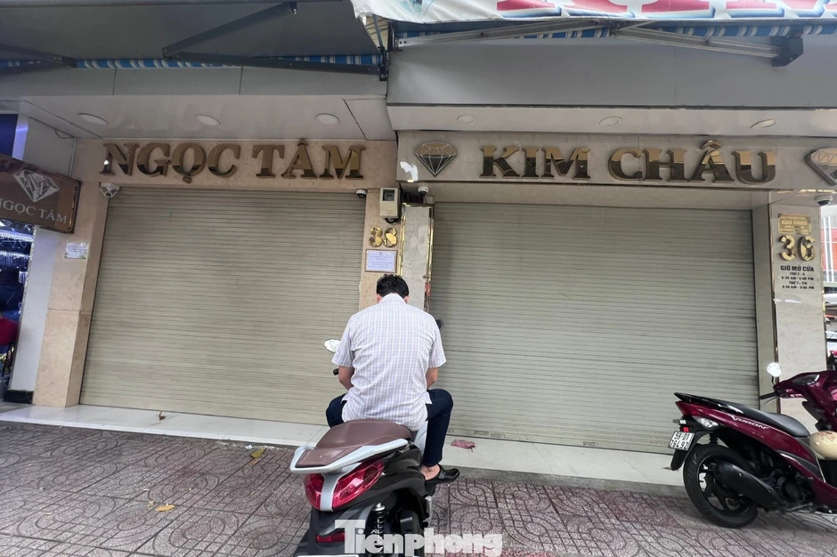 Tiệm kim cương đến hẹn mở hàng: Cửa đóng kín, bảng hiệu không bật, bên trong tối om Tiệm kim cương đến hẹn mở hàng: Cửa đóng kín, bảng hiệu không bật, bên trong tối om