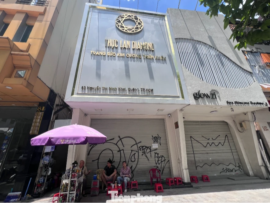 Tiệm kim cương đến hẹn mở hàng: Cửa đóng kín, bảng hiệu không bật, bên trong tối om Tiệm kim cương đến hẹn mở hàng: Cửa đóng kín, bảng hiệu không bật, bên trong tối om