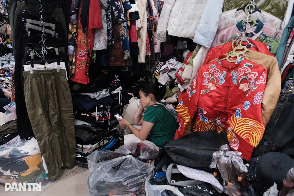 Tiểu thương loạt chợ nổi tiếng Hà Nội: Ngồi cả ngày chỉ kiếm vài chục nghìn Tiểu thương loạt chợ nổi tiếng Hà Nội: Ngồi cả ngày chỉ kiếm vài chục nghìn