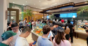 Tọa lạc vị trí đắc địa bậc nhất Hà Nội, Phúc Long Hoàn Kiếm đông kín khách ngày đầu khai trương