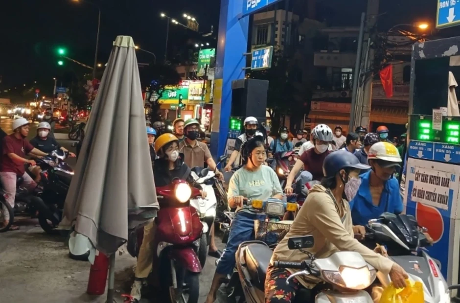 TP HCM giám sát cửa hàng xăng dầu 24/7 tránh 'găm hàng, trục lợi' TP HCM giám sát cửa hàng xăng dầu 24/7 tránh 'găm hàng, trục lợi'