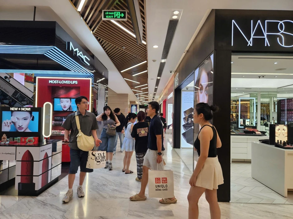 TP Hồ Chí Minh: Siêu thị 'hút' khách do nắng nóng, sức mua tăng mạnh TP Hồ Chí Minh: Siêu thị 'hút' khách do nắng nóng, sức mua tăng mạnh