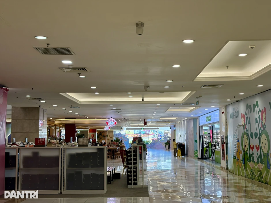 TPHCM: Một số trung tâm thương mại cũng rơi cảnh "chỉ thấy người bán" TPHCM: Một số trung tâm thương mại cũng rơi cảnh "chỉ thấy người bán"