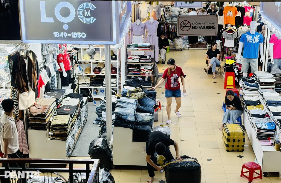 TPHCM: Một số trung tâm thương mại cũng rơi cảnh "chỉ thấy người bán" TPHCM: Một số trung tâm thương mại cũng rơi cảnh "chỉ thấy người bán"