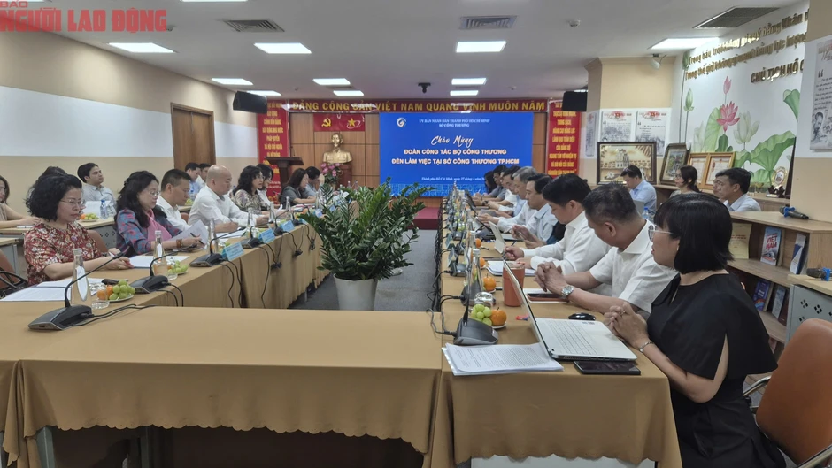 TPHCM thí điểm mô hình Outlet với khuyến mãi quanh năm hấp dẫn TPHCM thí điểm mô hình Outlet với khuyến mãi quanh năm hấp dẫn