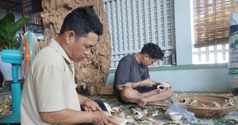 Trầm hương làng nghề truyền thống lên 'sàn đấu' thương mại điện tử thế nào?