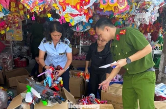 Tràn ngập đồ chơi Trung thu '3 không'