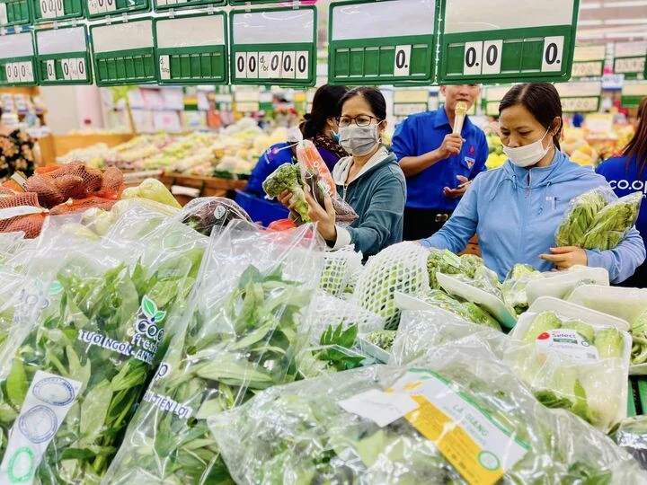Trước áp lực chi phí tăng, siêu thị đẩy mạnh khuyến mãi đến 50% để giữ giá Trước áp lực chi phí tăng, siêu thị đẩy mạnh khuyến mãi đến 50% để giữ giá