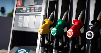Từ E10 lên E20: Vì sao người Thái sẵn sàng đổ xăng pha 20% cồn?